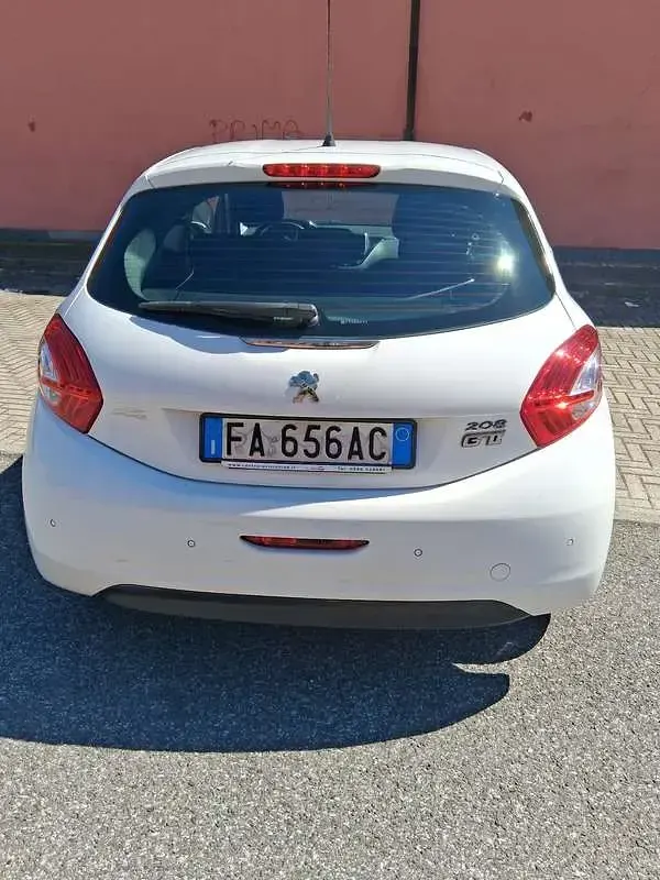 Usata Peugeot 208 Access 68 CV (50 kW) 2015 Bianco Utilitaria