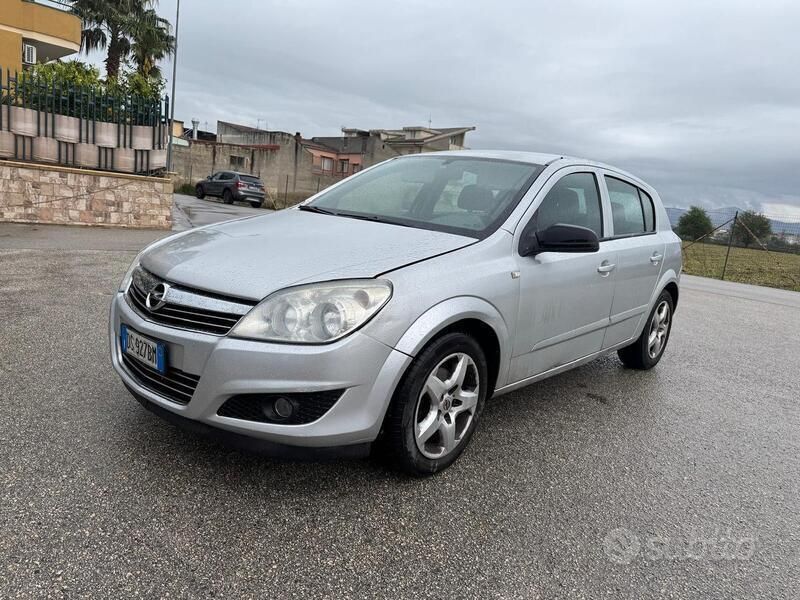 Usata 2007 Opel Astra Coupé | 1700 € (Buon prezzo) - Immagine 1/4