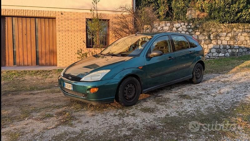 Usata Ford Focus 100 CV (73 kW) 1999 Verde Berlina