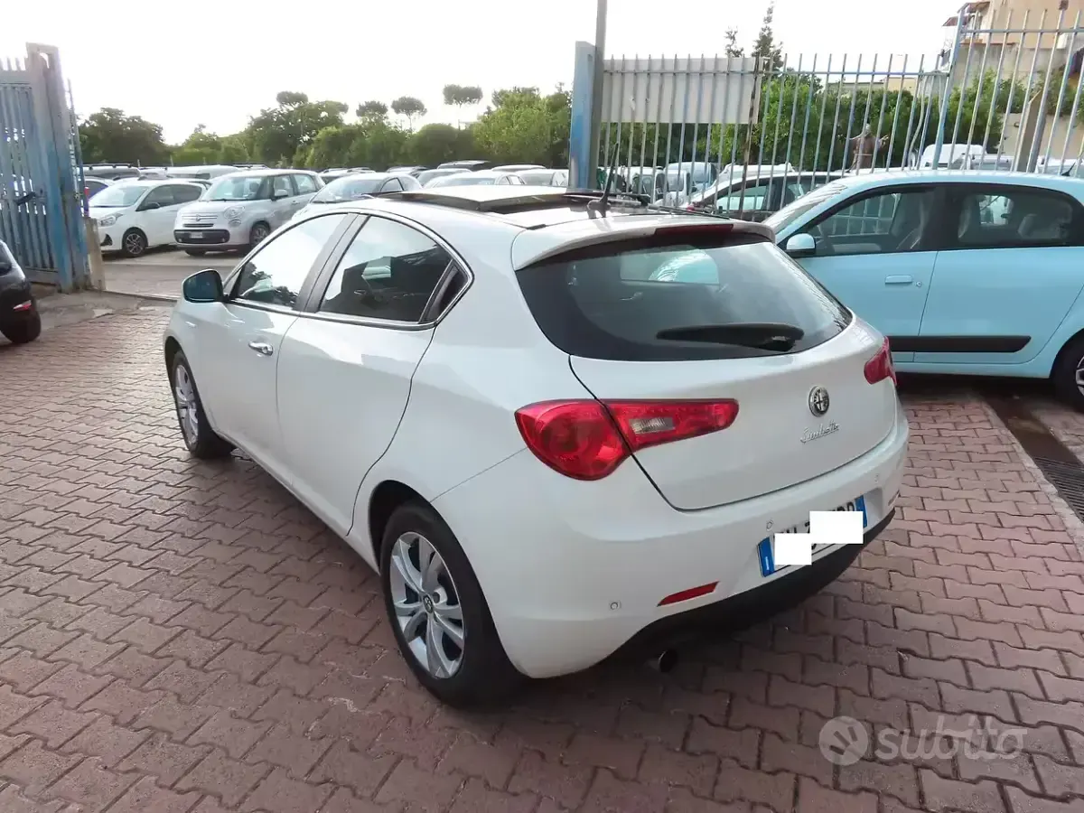 Usata Alfa Romeo Giulietta 105 CV (77 kW) 2011 Bianco Utilitaria