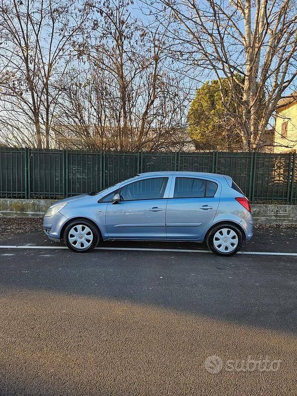 Usata Opel Corsa Cosmo 75 CV (55 kW) 2007 Grigio Berlina