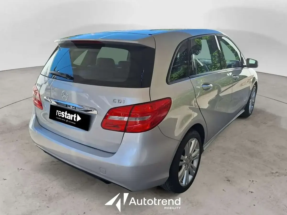 Usata Mercedes B180 Premium 109 CV (80 kW) 2013 Argento Utilitaria