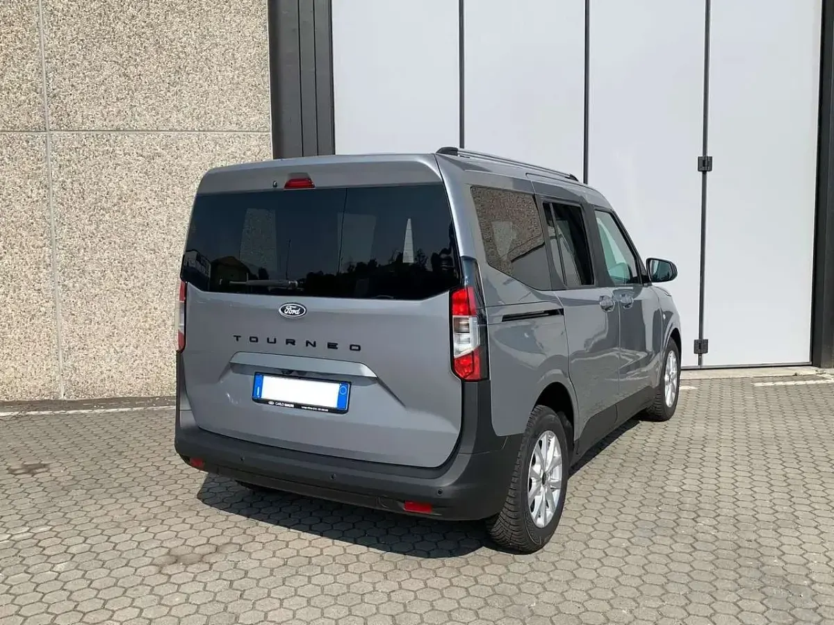 Usata Ford Tourneo Courier Titanium 125 CV (91 kW) 2025 Grigio Monovolume