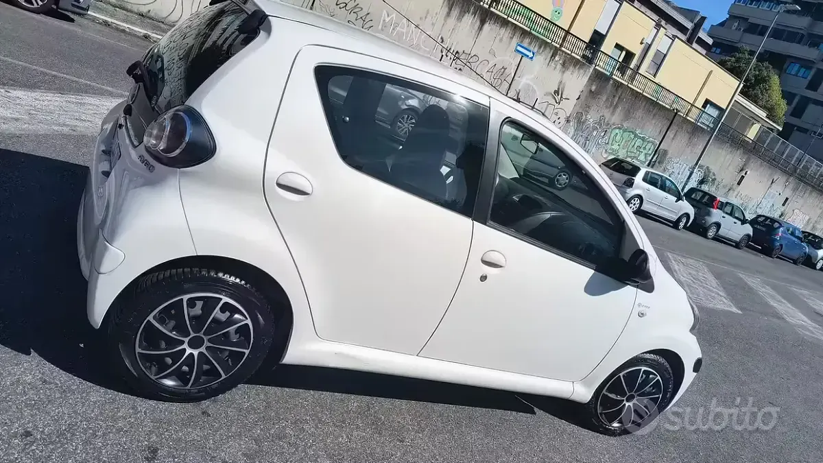Usata Toyota Aygo 68 CV (50 kW) 2012 Bianco Utilitaria
