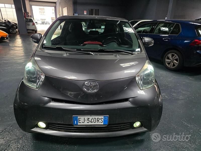 Usata Toyota iQ 100 CV (73 kW) 2011 Grigio Utilitaria