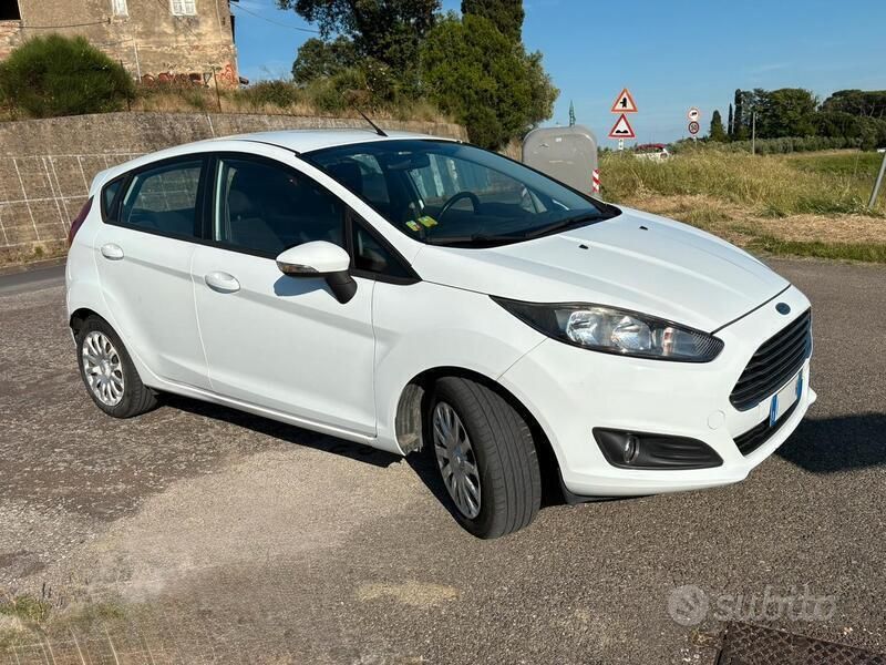 Usata Ford Fiesta 80 CV (58 kW) 2014 Bianco Utilitaria