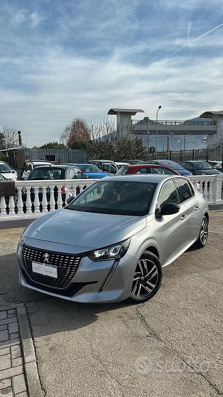 Usata Peugeot 208 Allure 100 CV (73 kW) 2023 Grigio Utilitaria