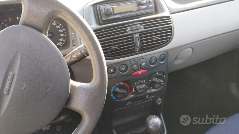 Usata Fiat Punto 60 CV (44 kW) 2002 Rosso Utilitaria