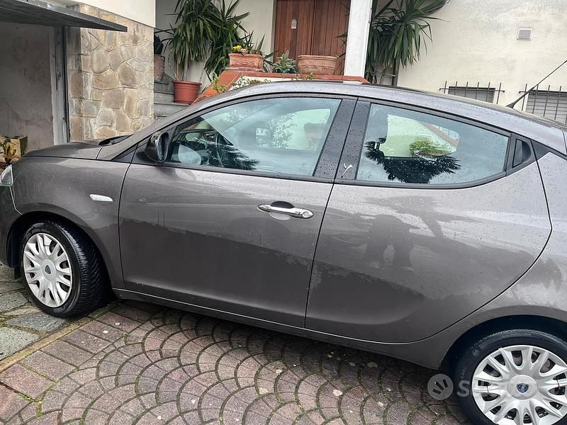 Usata Lancia Ypsilon 85 CV (62 kW) 2011 Grigio Utilitaria