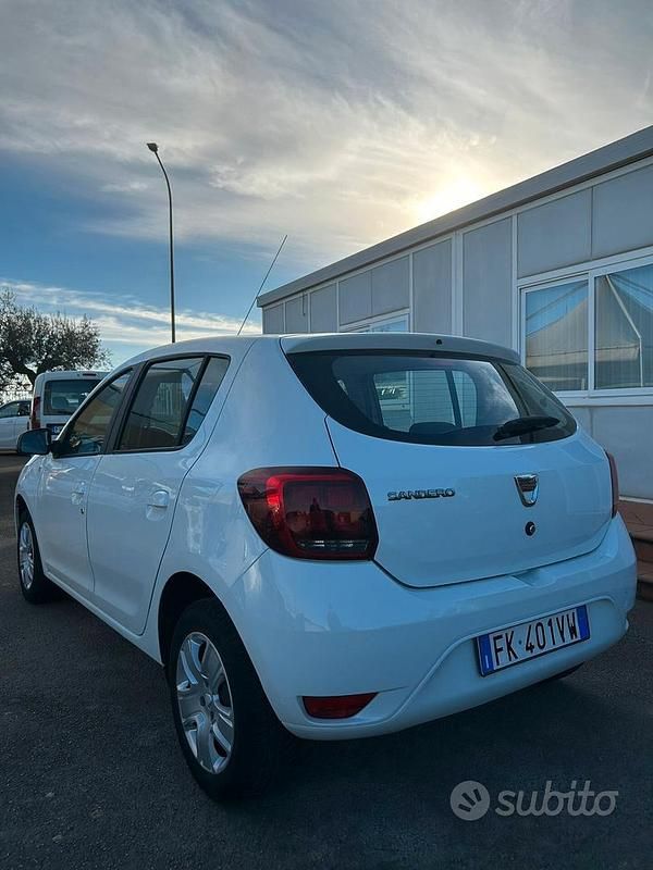 Usata Dacia Sandero Lauréate 75 CV (55 kW) 2017 Bianco Berlina
