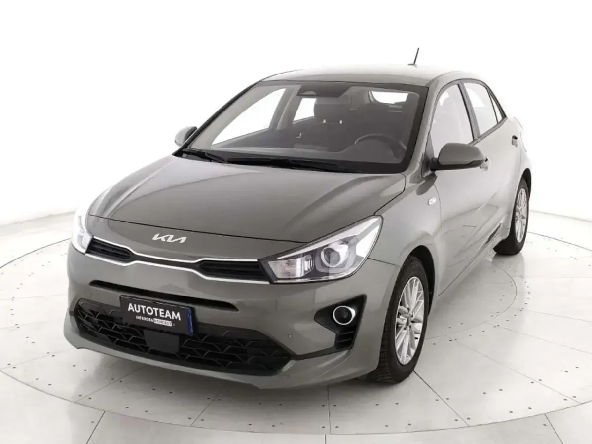 Usata Kia Rio Comfort 84 CV (61 kW) 2022 Verde oliva Berlina