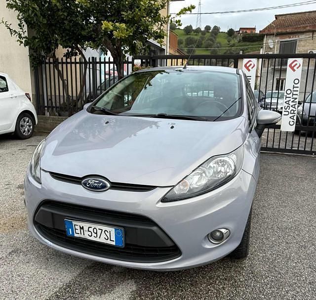 Usata Ford Fiesta Business Edition 97 CV (71 kW) 2012 Argento Berlina
