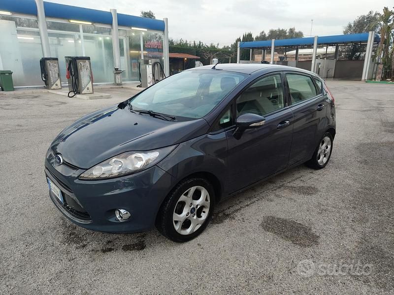Usata Ford Fiesta 69 CV (50 kW) 2011 Blu Berlina