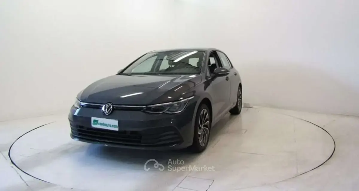 Usata VW Golf VIII Life 110 CV (80 kW) 2022 Grigio Berlina