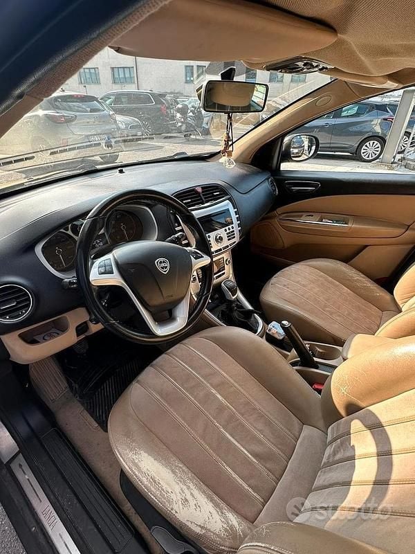 Usata Lancia Delta 130 CV (95 kW) 2012 Grigio Utilitaria