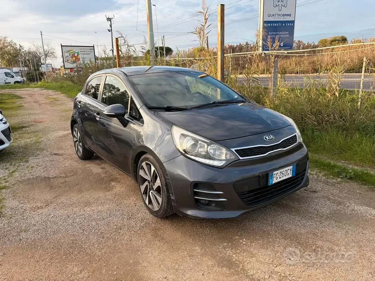 Usado Kia Rio 90 CV (66 kW) 2017 Gris Berlina