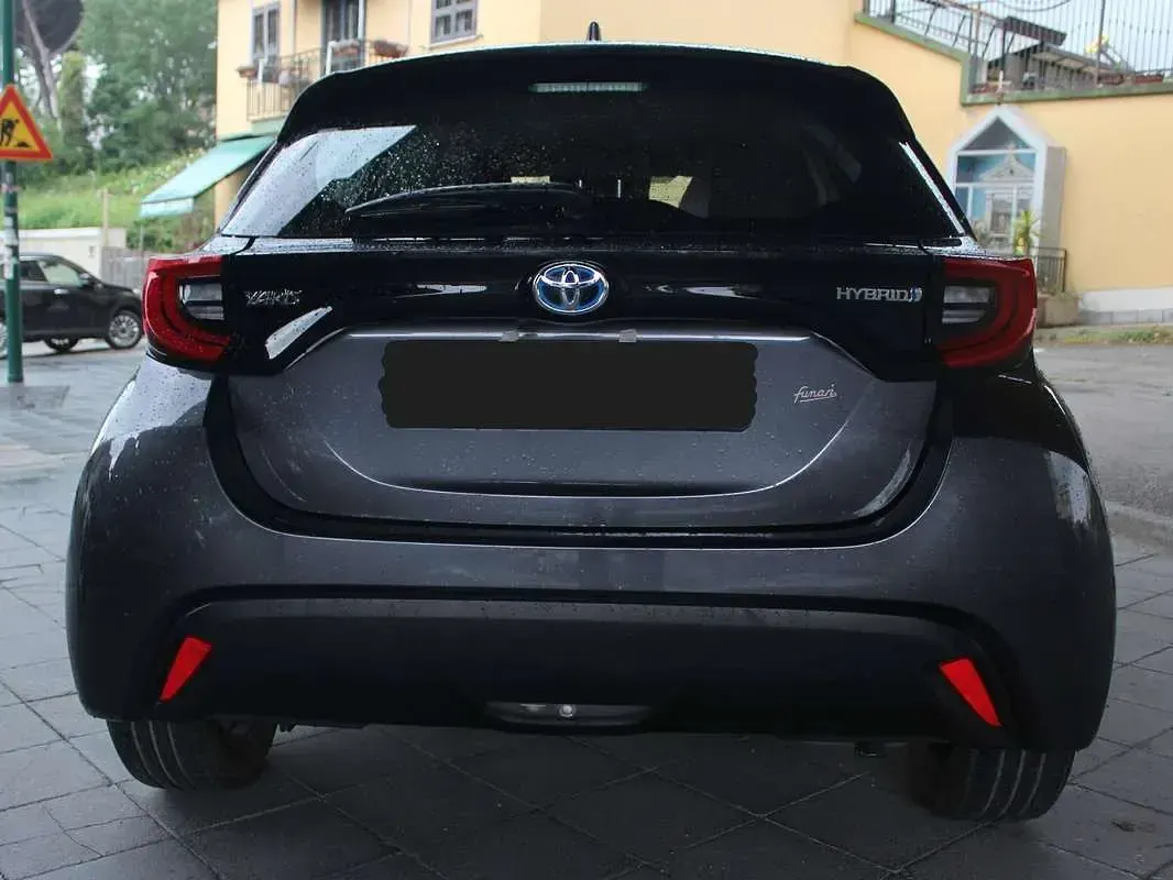 Usata Toyota Yaris Hybrid Trend 92 CV (67 kW) 2023 Grigio Berlina