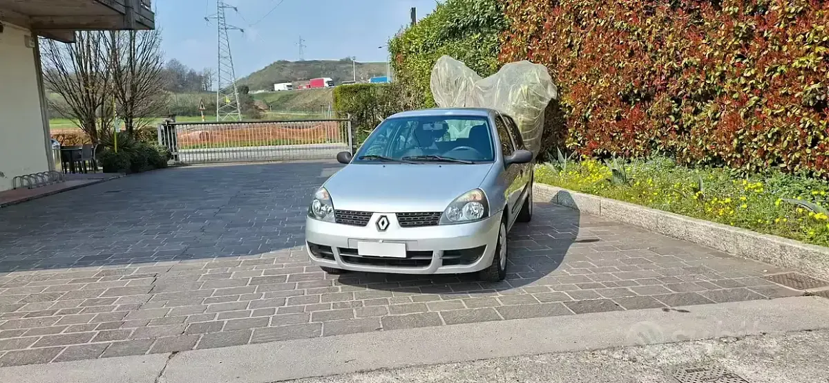 Gebraucht Renault Clio II 58 PS (42 kW) 2009 Grau Limousine