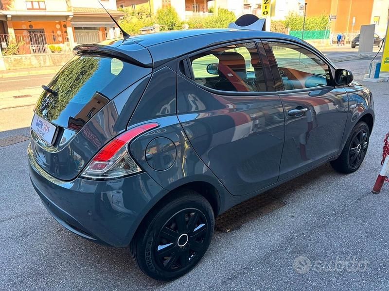 Usata Lancia Ypsilon Gold 85 CV (62 kW) 2015 Blu Utilitaria