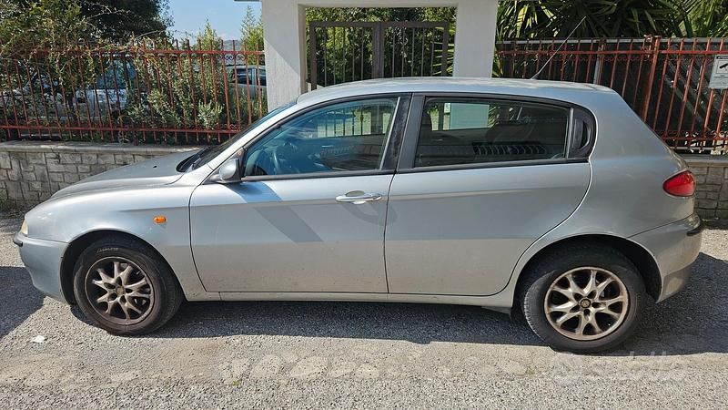 Usado Alfa Romeo 147 116 CV (85 kW) 2002 Gris Utilitario