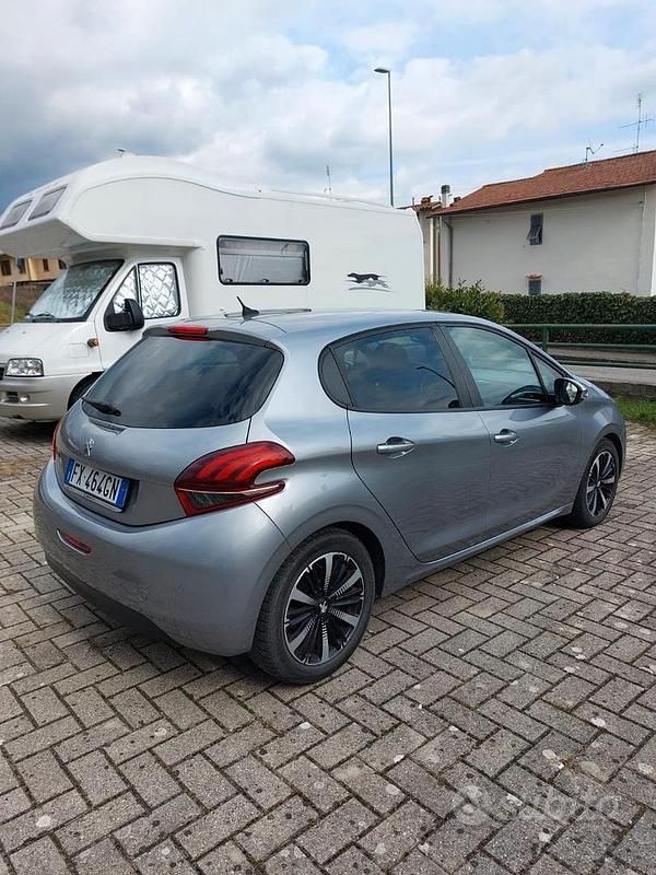Usata Peugeot 208 Signature Sky 102 CV (75 kW) 2019 Grigio Utilitaria
