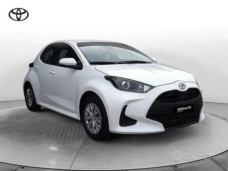 Nuova Toyota Yaris Hybrid Business Edition 2026 Bianco Berlina