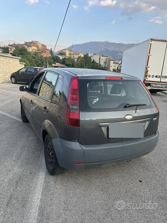 Usata Ford Fiesta 68 CV (50 kW) 2005 Grigio Utilitaria