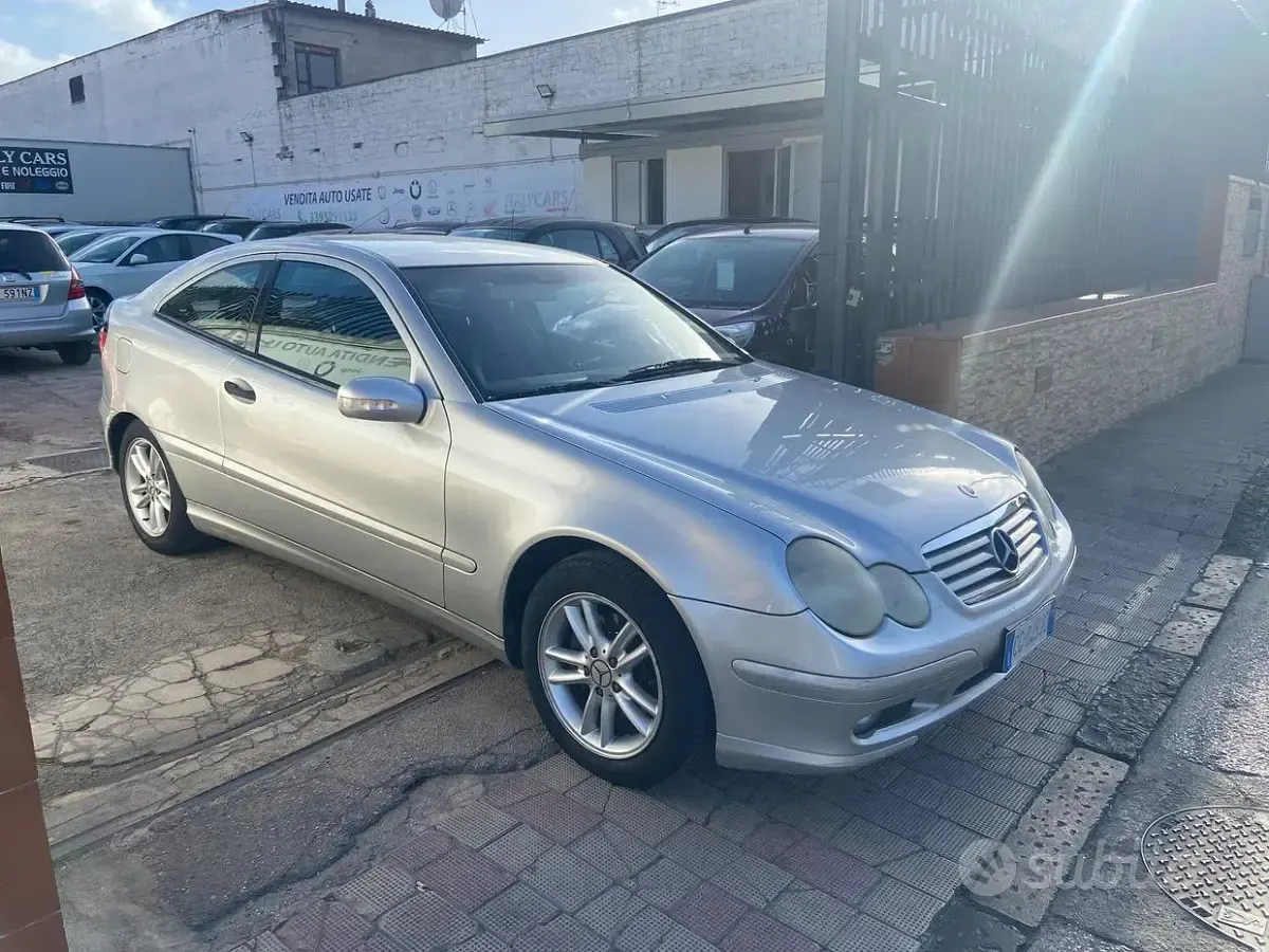 Begagnad Mercedes C220 Classic 143 HK (105 kW) 2003 Grå Sedan