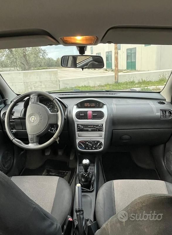 Usata Opel Corsa 68 CV (50 kW) 2005 Verde Utilitaria