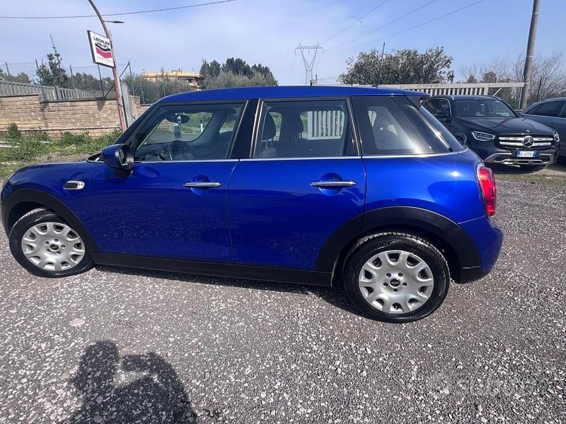 Begagnad Mini ONE 102 HK (75 kW) 2020 Blå Halvkombi