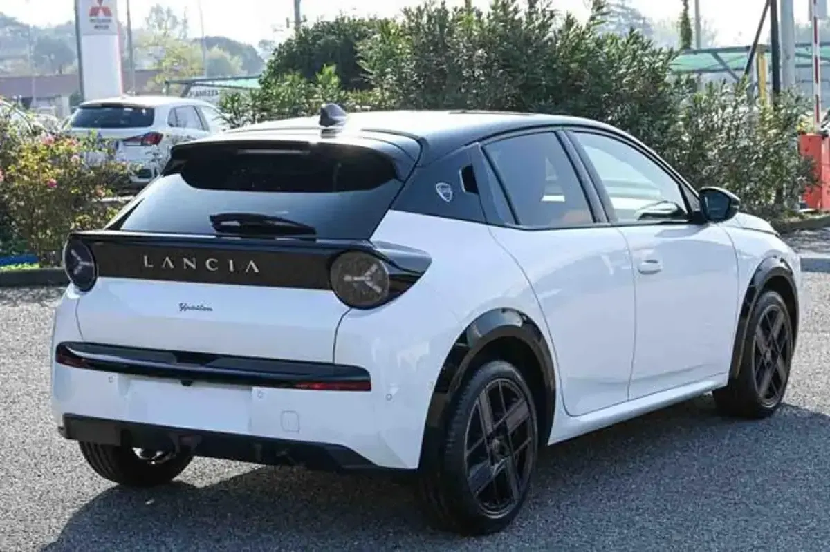Nuova Lancia Ypsilon 101 CV (74 kW) 2025 Bianco Utilitaria