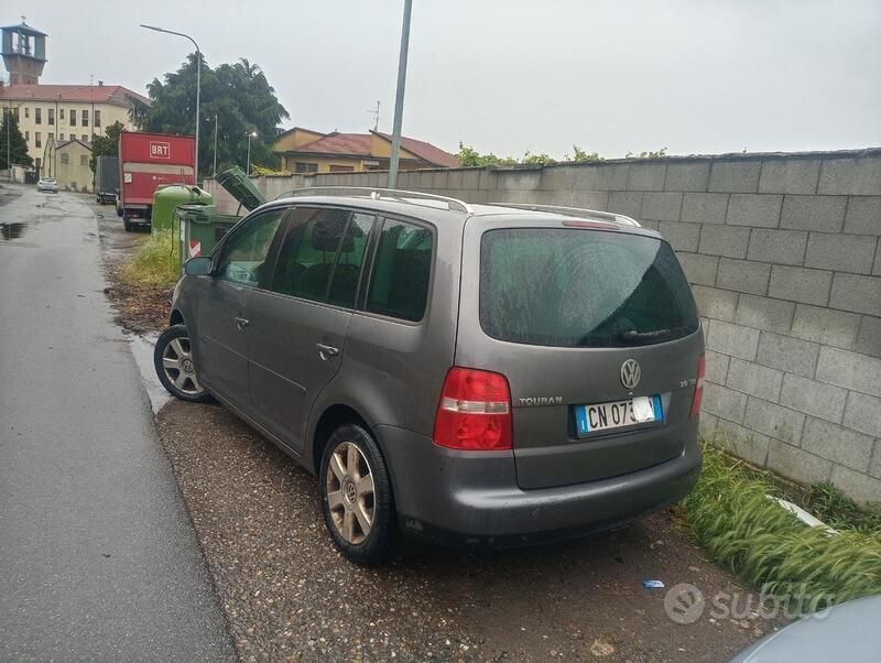 Usata VW Touran Trendline 140 CV (102 kW) 2004 Grigio Monovolume