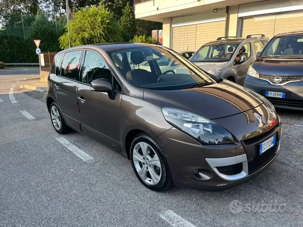 Usata Renault Scénic III XMOD 110 CV (80 kW) 2010 Marrone Monovolume