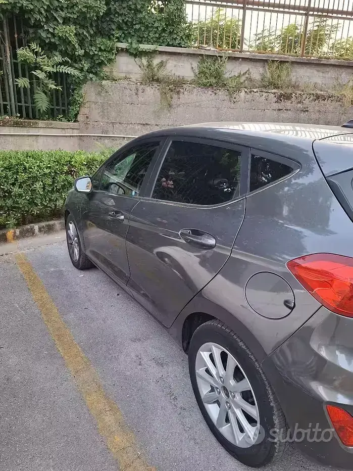 Usata Ford Fiesta 85 CV (62 kW) 2017 Grigio Utilitaria