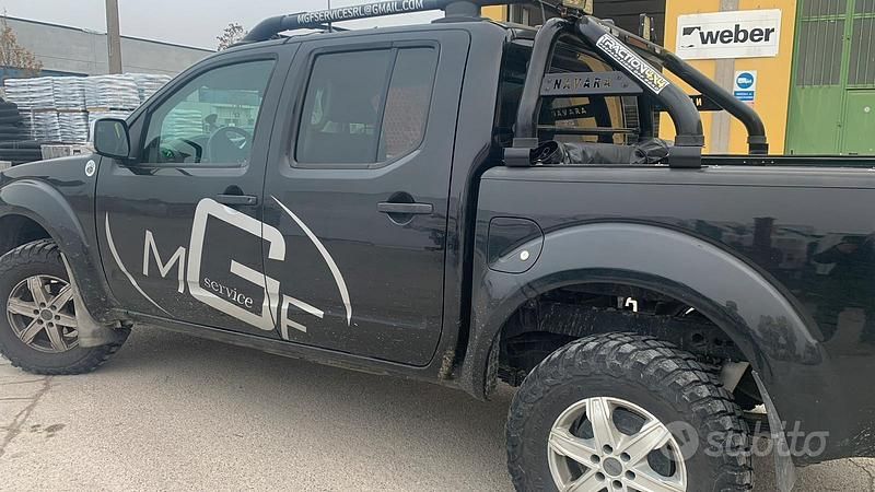 Second-hand Nissan Navara 190 CP (139 kW) 2011 Negru Pickup