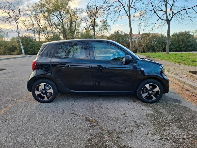 Usata Smart ForFour Electric Drive Passion 41 kW (56 CV) 2021 Nero Berlina