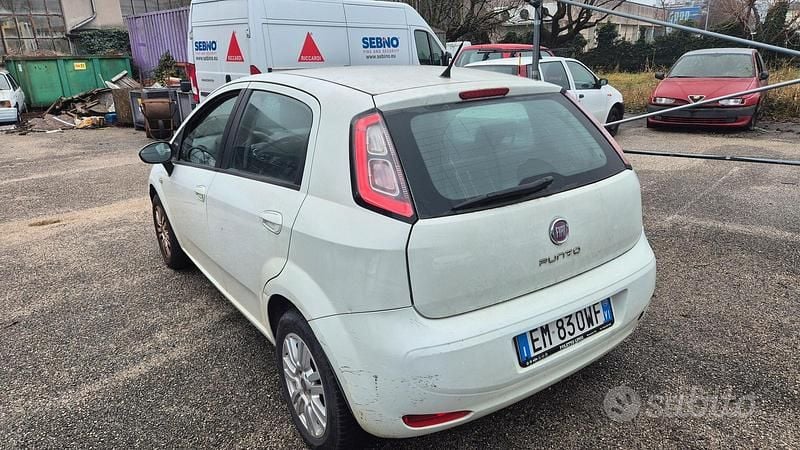 Usata 2012 Fiat Punto Tre volumi | 2350 € (Ottimo prezzo) - Immagine 1/4