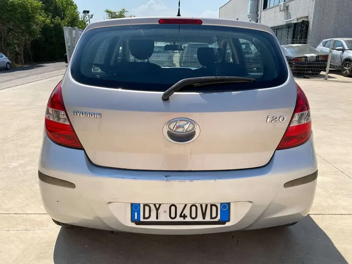 Usata Hyundai i20 Comfort 77 CV (56 kW) 2009 Argento Utilitaria
