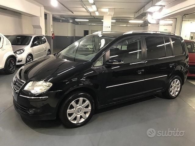 Nero Usata 2009 VW Touran Highline Monovolume | 5900 € (Molto cara) - Immagine 1/4