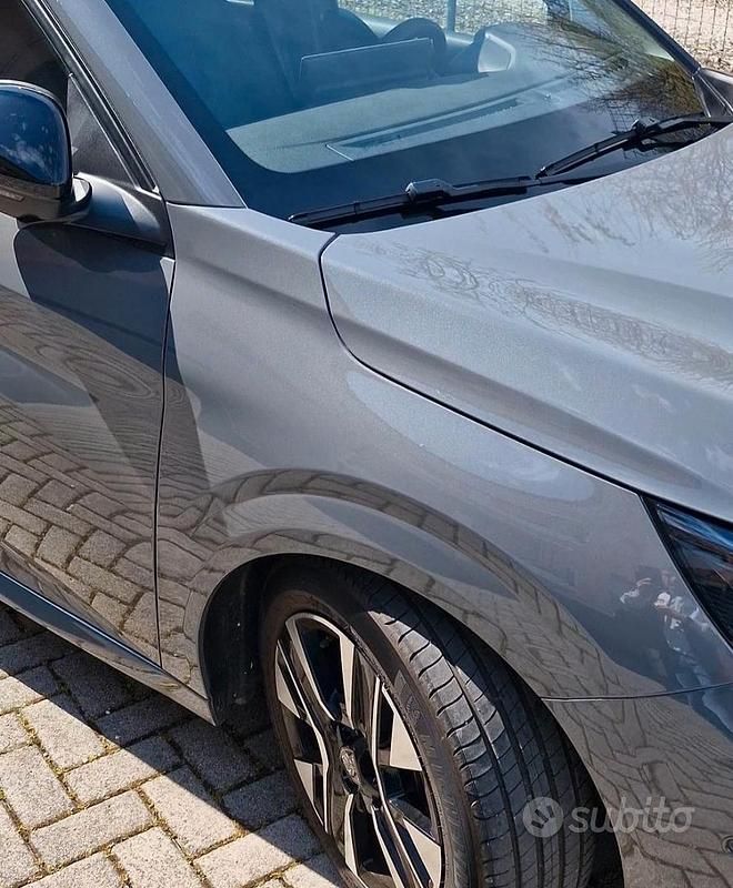 Usata Peugeot 208 Allure 101 CV (74 kW) 2025 Grigio Utilitaria