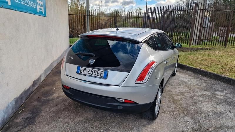 Usata Lancia Delta 120 CV (88 kW) 2012 Argento Utilitaria