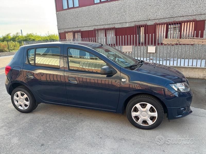 Usata Dacia Sandero Ambiance 75 CV (55 kW) 2015 Blu Berlina