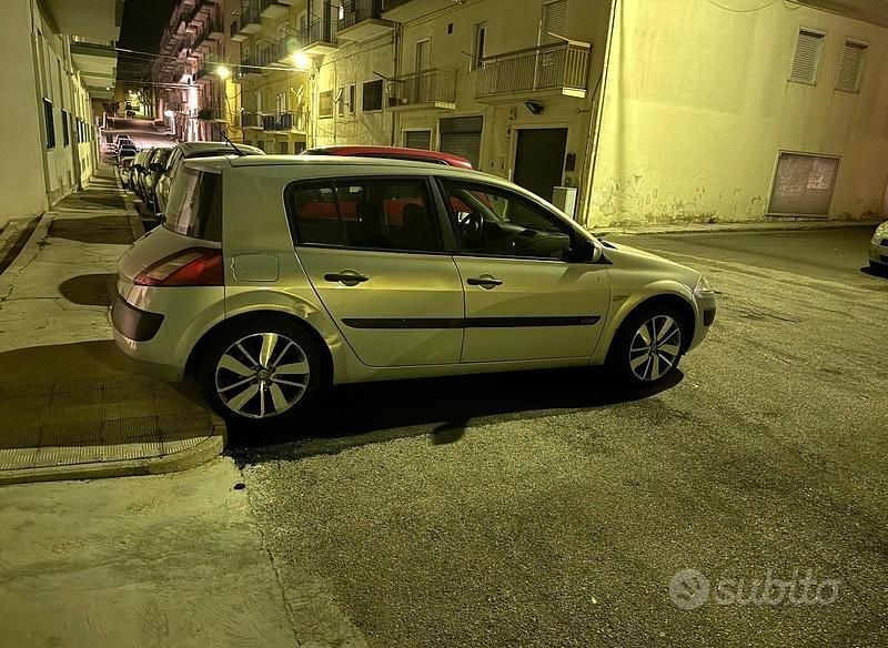 Usata 2003 Renault Mégane II Tre volumi | 2500 € (Molto cara) - Immagine 1/2