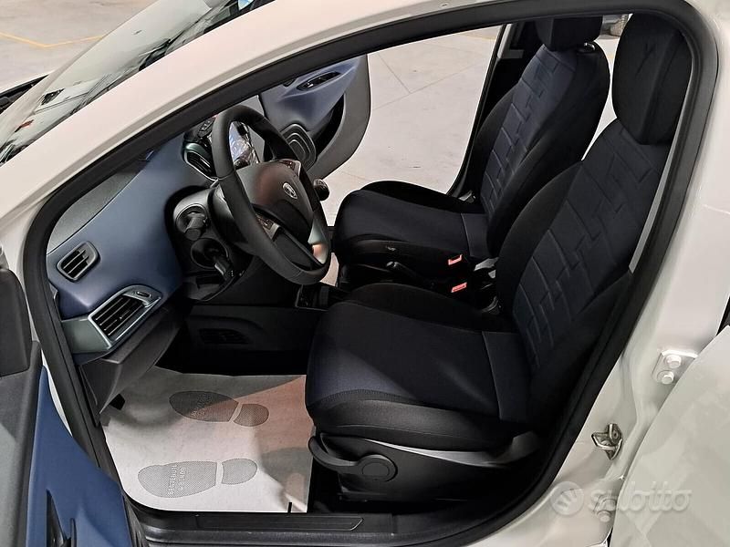 Usata Lancia Ypsilon 70 CV (51 kW) 2024 Bianco Utilitaria
