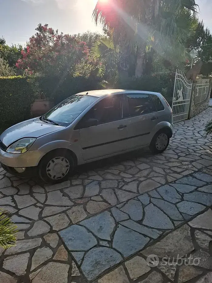 Usata Ford Fiesta Ghia 68 CV (50 kW) 2004 Grigio Utilitaria