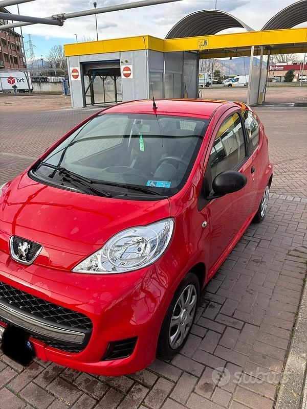 Usata Peugeot 107 68 CV (50 kW) 2010 Rosso Utilitaria