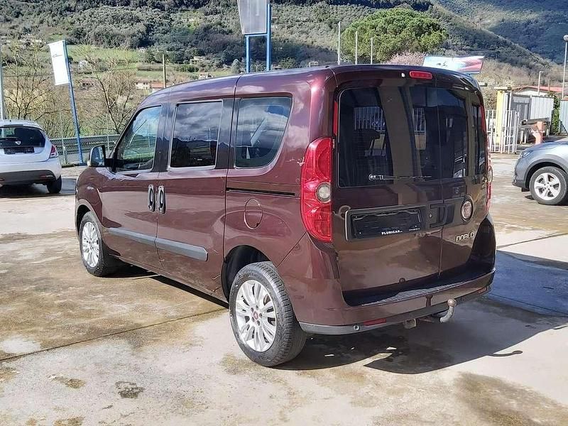 Usata Fiat Doblò Emotion 105 CV (77 kW) 2012 Rosso Monovolume