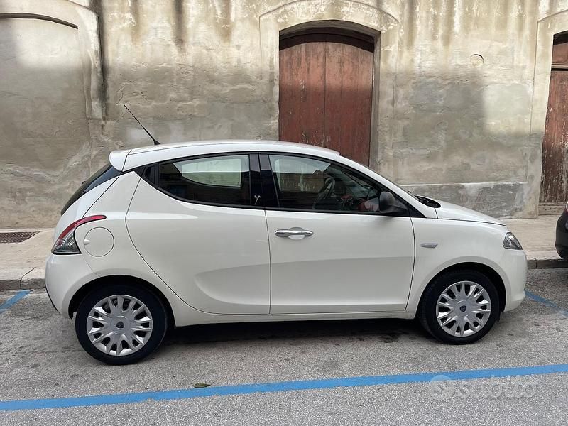 Usata Lancia Ypsilon Gold 69 CV (50 kW) 2015 Bianco Utilitaria