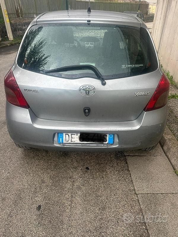 Usata Toyota Yaris 90 CV (66 kW) 2006 Grigio Berlina