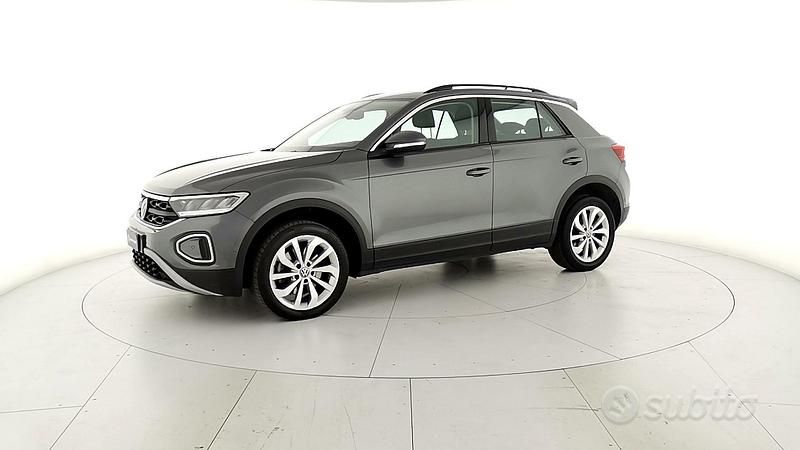 Usata VW T-Roc Life 150 CV (110 kW) 2022 Grigio SUV